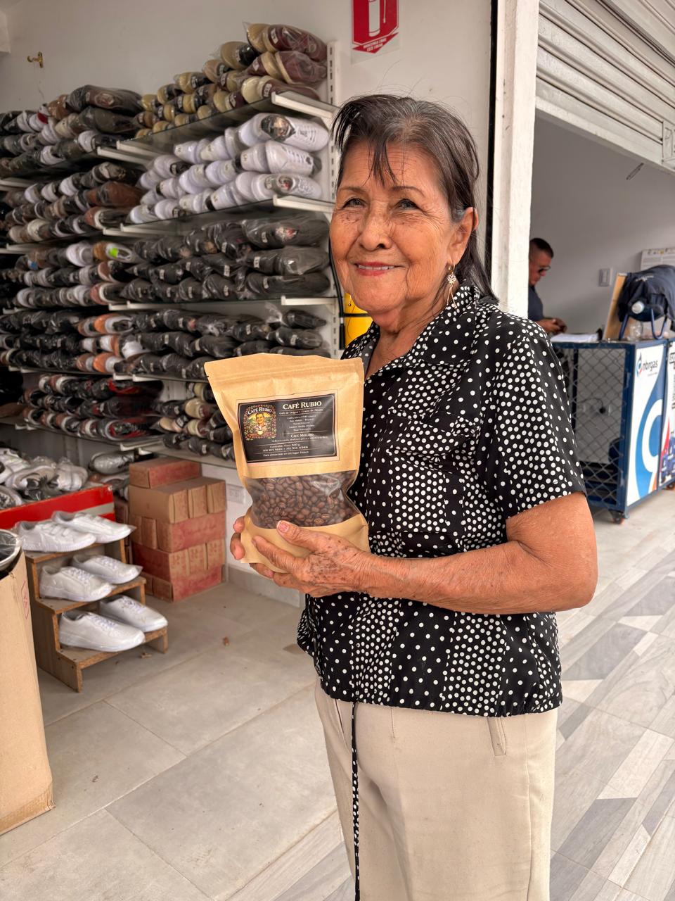 Cliente Cecilia sosteniendo una bolsa de Café Rubio